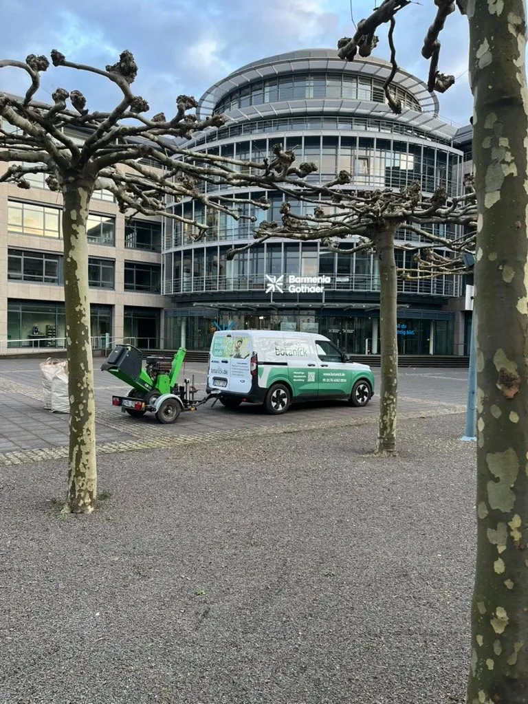 Fahrzeug von Baumdienst BotaNick mit Häcksler im Anhänger auf einer Einsatzstelle in Köln